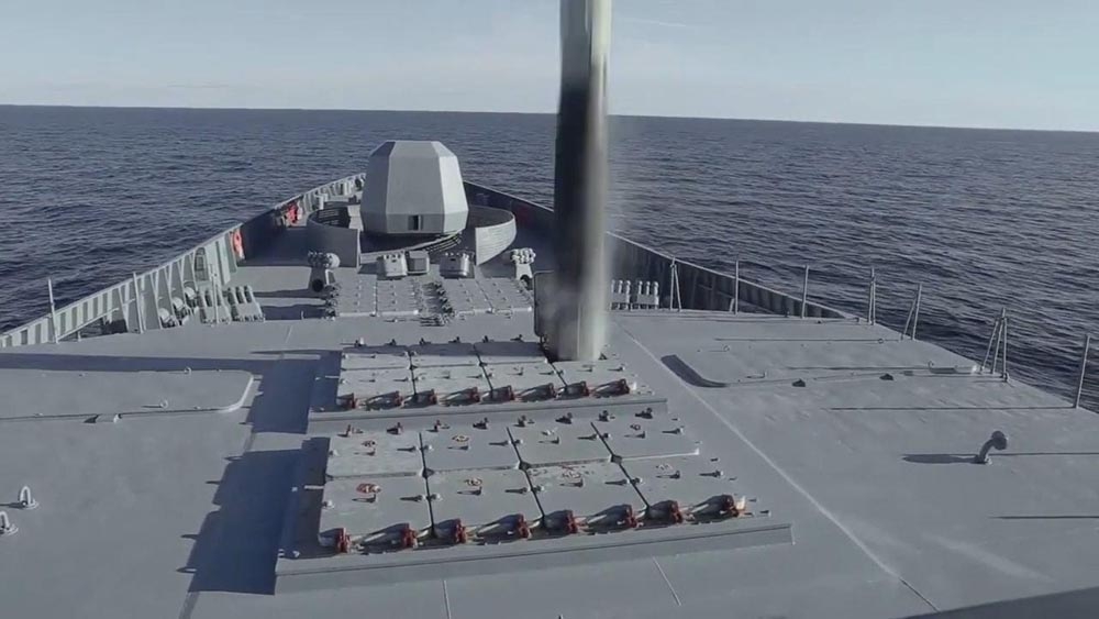 Rusya seyir füzesi fırlattı, Putin gövde gösterisi yaptı