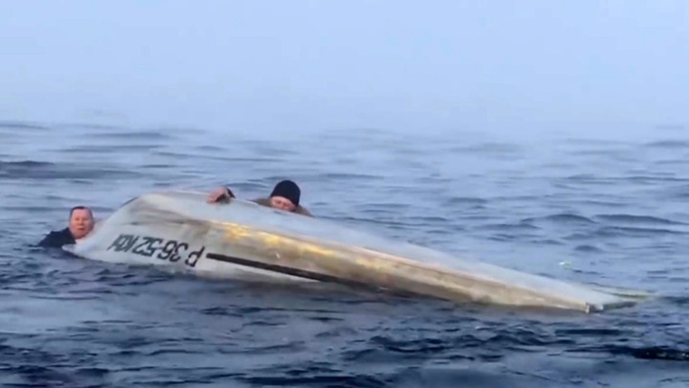 Rusya’da alabora olan teknedeki balıkçıların zor anları