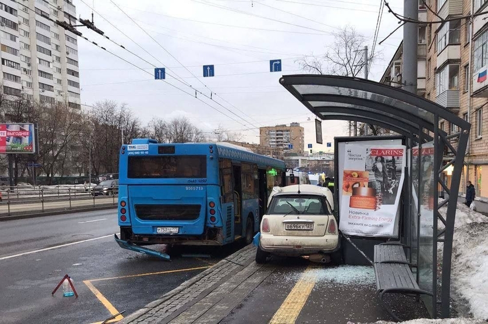 Rusya’da aşırı süratli araç otobüs durağına daldı: 3 yaralı