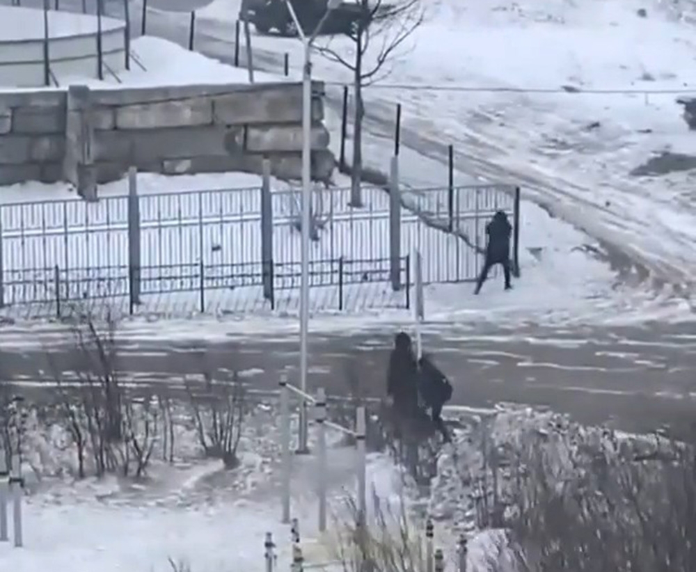 Rusya’da fırtınaya yakalananlar tabelalara sarıldı