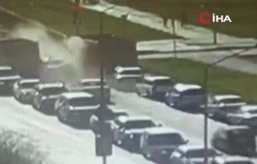 Rusya’da freni boşalan kamyon 8 aracı ezdi: 5 yaralı