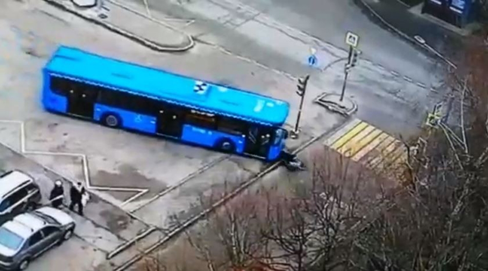 Rusyada Halk Otobüsü Yaşlı Kadını Ve Torununu Ezdi