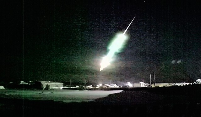 Rusya’da meteor roket şeklinde düştü