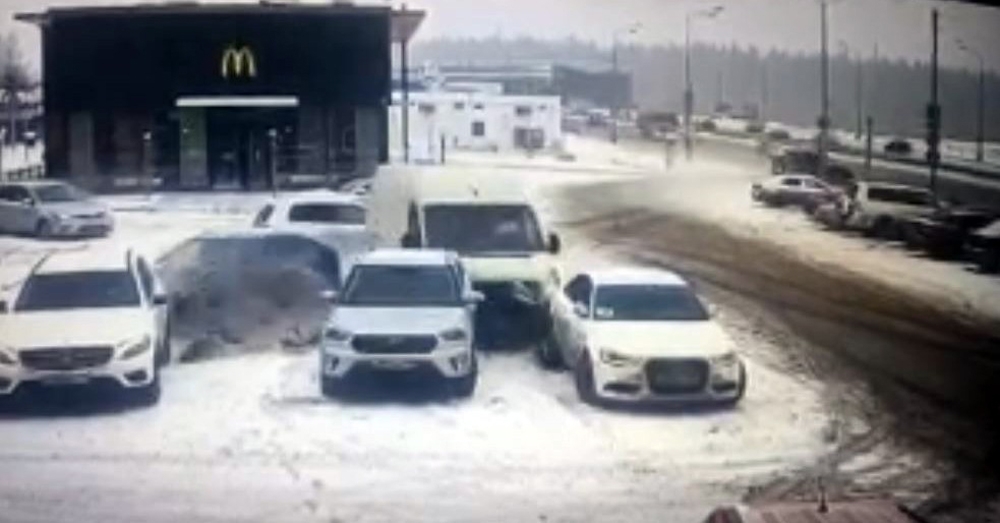 Rusya’da minibüs park halindeki 4 araca çarptı