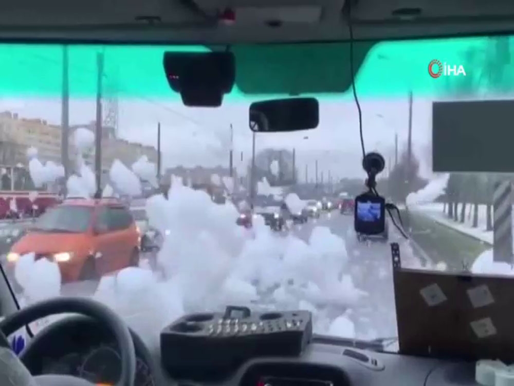 Rusya’da nehir köpükleri yola savruldu, sürücüler zor anlar yaşadı