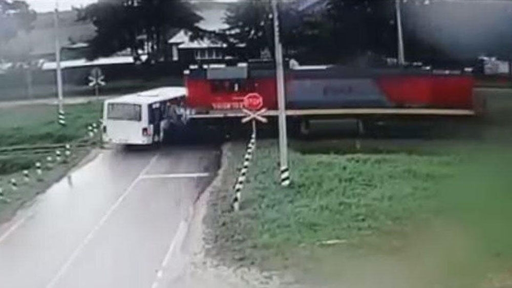 Rusya’da otobüsle lokomotif çarpıştı