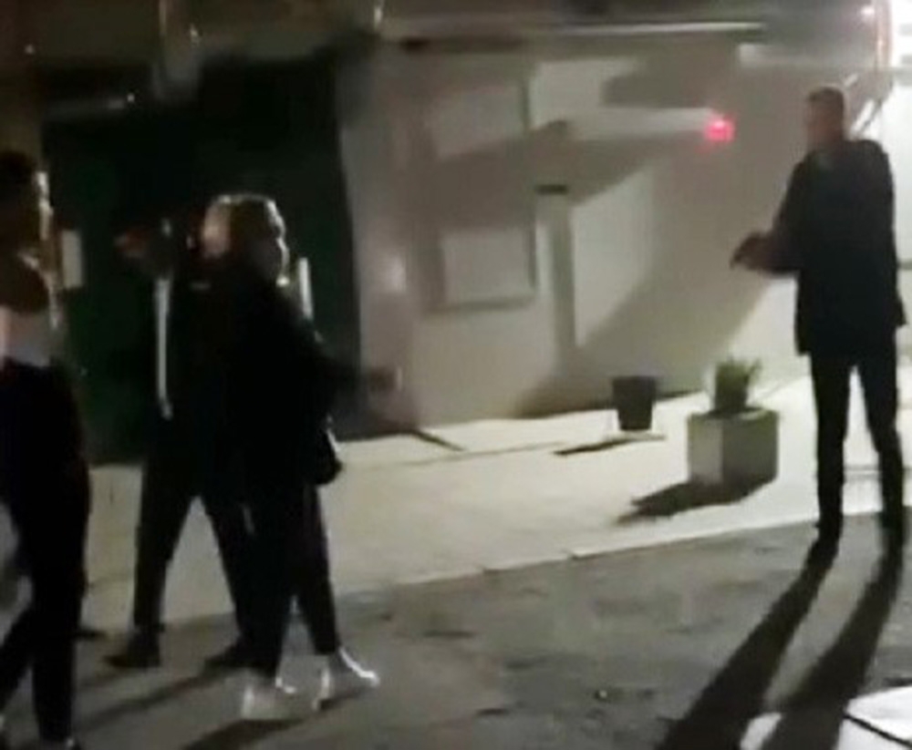 Rusya’da polis üzerine yürüyen genci bacaklarından vurdu