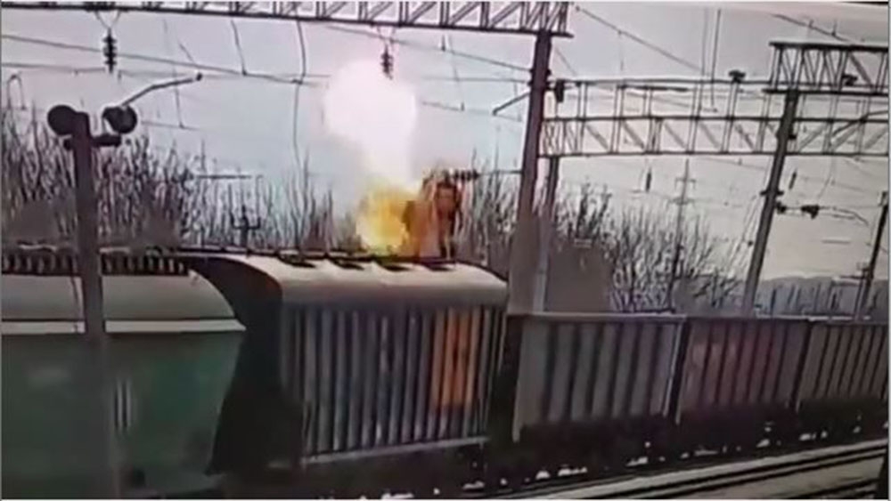 Rusya’da tren vagonlarının üzerinde oyun oynayan çocuk elektrik akımına kapıldı