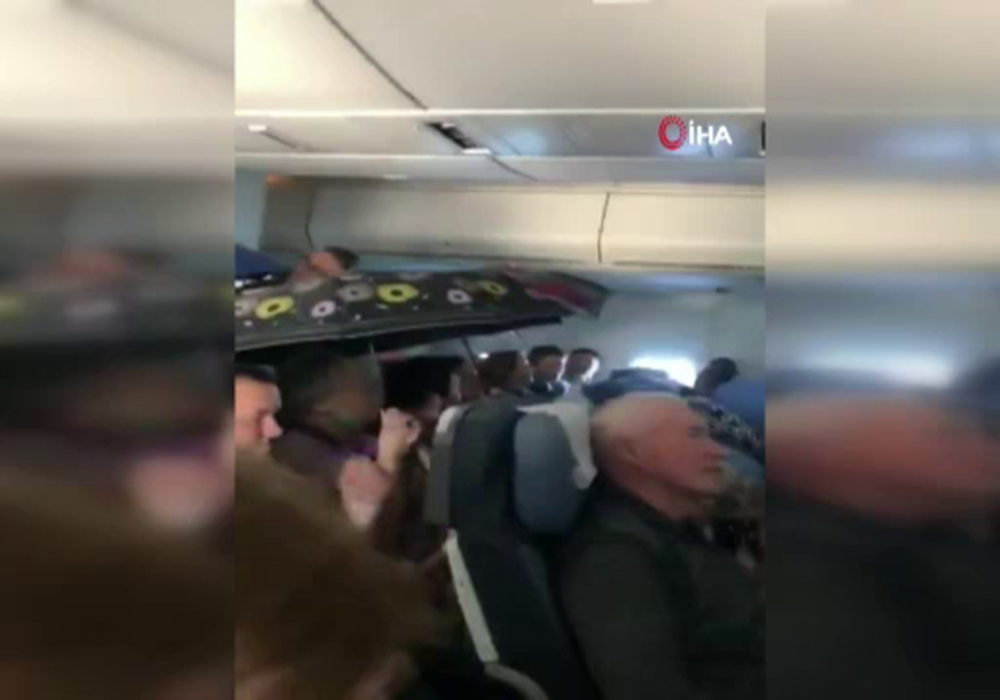 Rusya’da uçakta şemsiye ile yolculuk yaptılar
