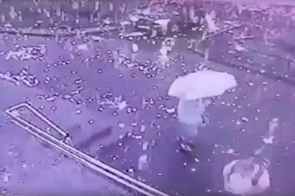 Rusya’da yıldırımın düştüğü çatıdan saçılan kıvılcımların arasında kaldılar
