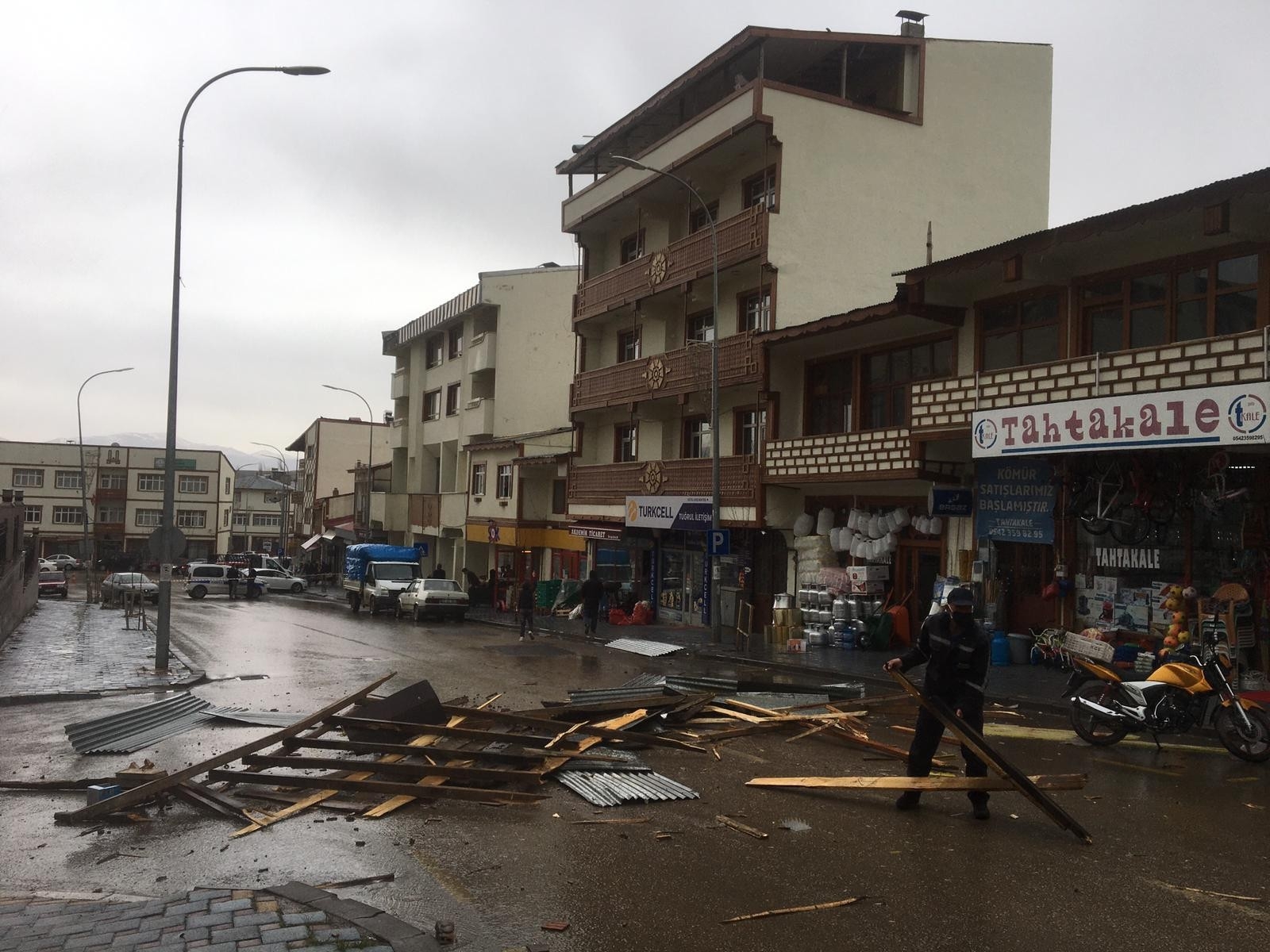 Rüzgarın uçurduğu çatının altında kalmaktan son anda kurtuldular