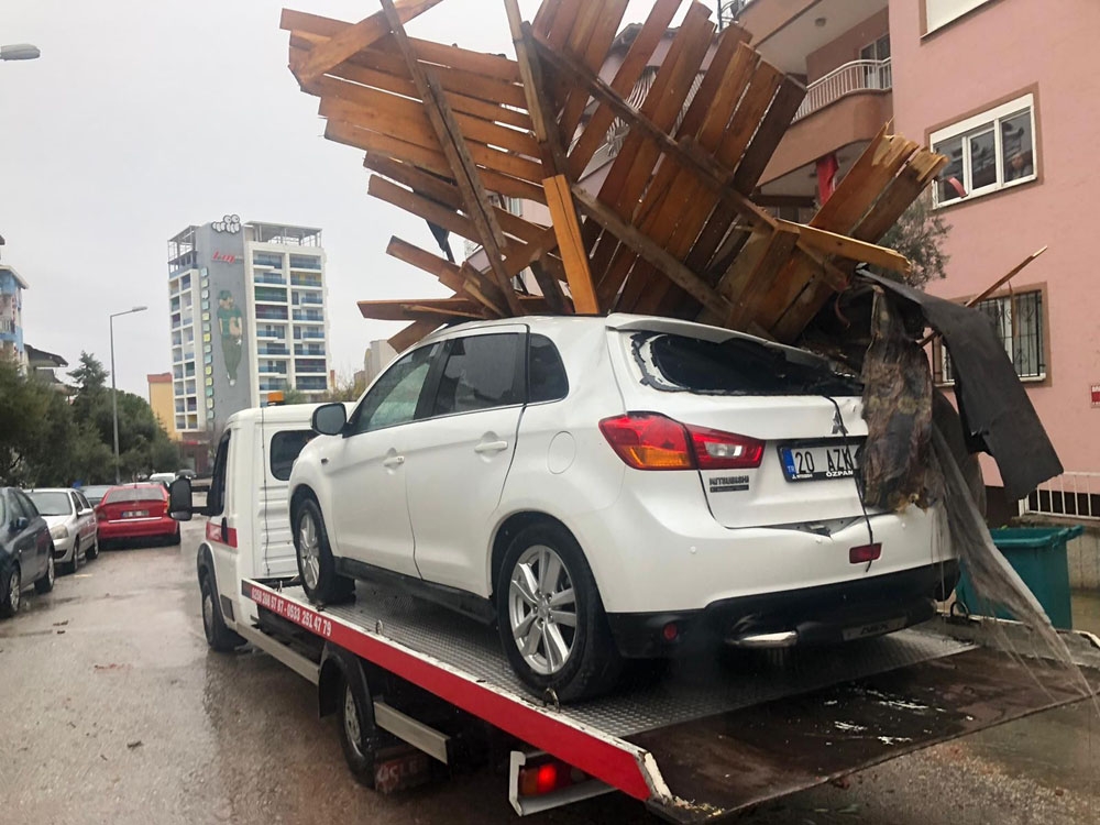 Rüzgarın Uçurduğu Çatının Parçaları Araca Ok Gibi Saplandı