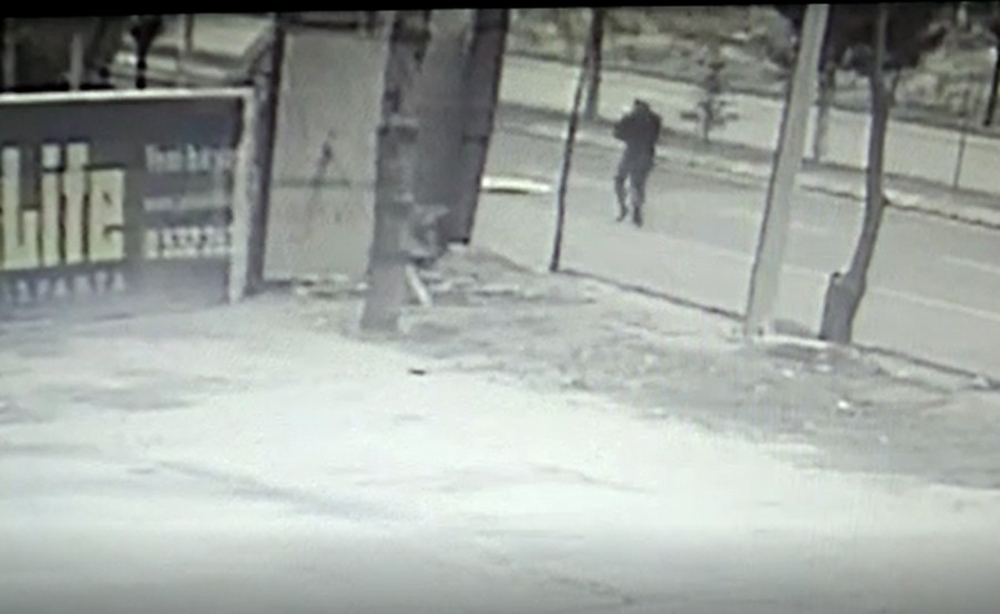 Rüzgarın Uçurduğu Tahtanın Altında Kaldı