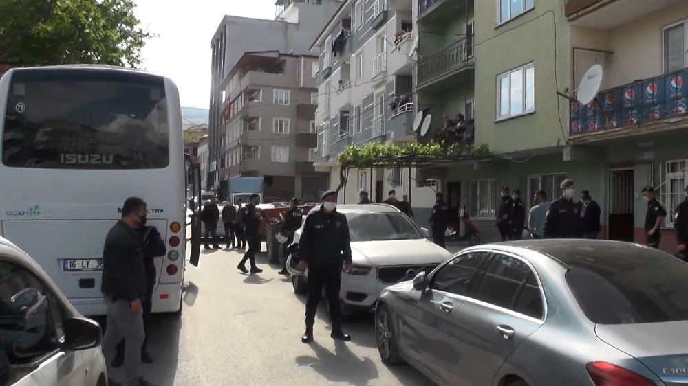 Sabaha karşı yapılan narkotik operasyonuna balkonlardan destek