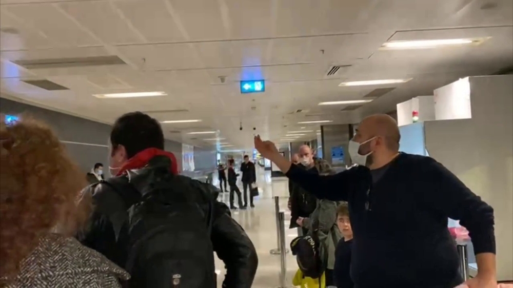 Sabiha Gökçen Havalimanı’nda yolcular ile görevliler arasında 
