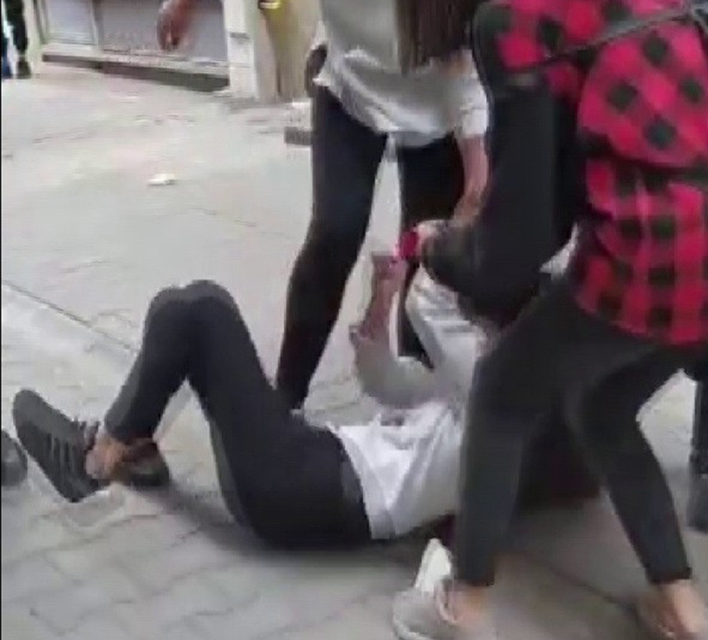 Saçlarından sürükleyip yerden yere vurdu