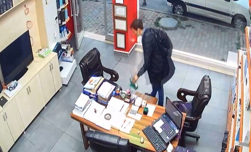 Sadaka Kutusunu Çalan Hırsız Kamerada