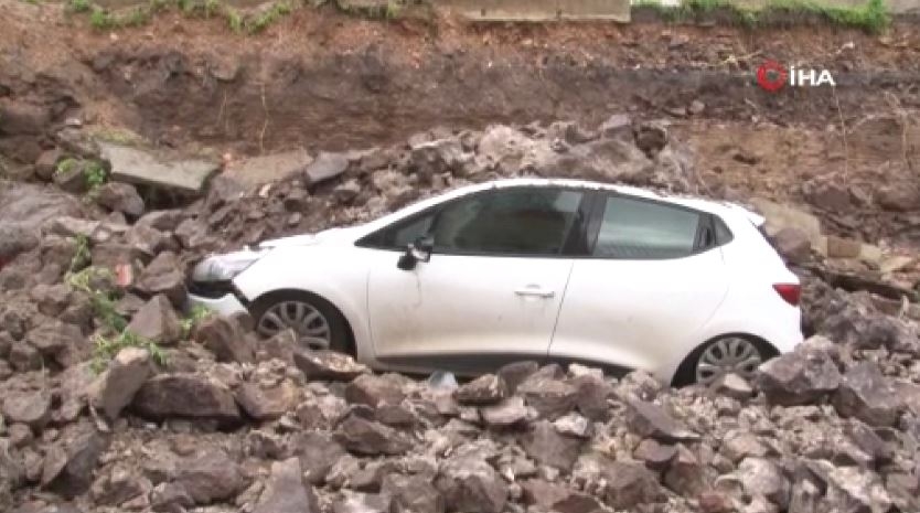 Sağanak nedeniyle istinat duvarı çöktü, 4 araç altında kaldı