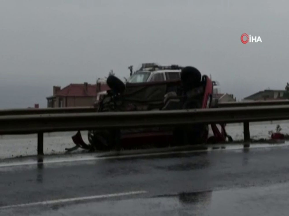 Sağanak yağış akşam saatlerinde de etkili oldu, E-5’te araç takla attı