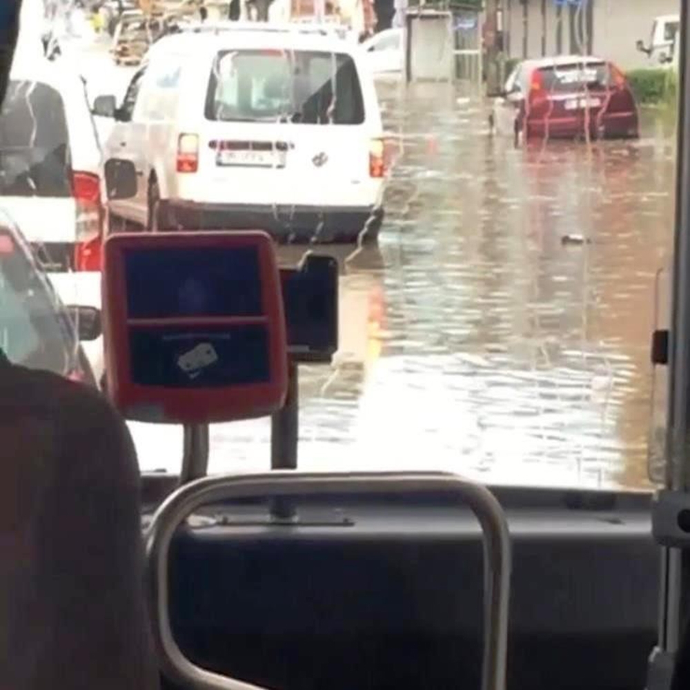 Sağanak yağış, dakikalar içerisinde İzmir’de hayatı felç etti