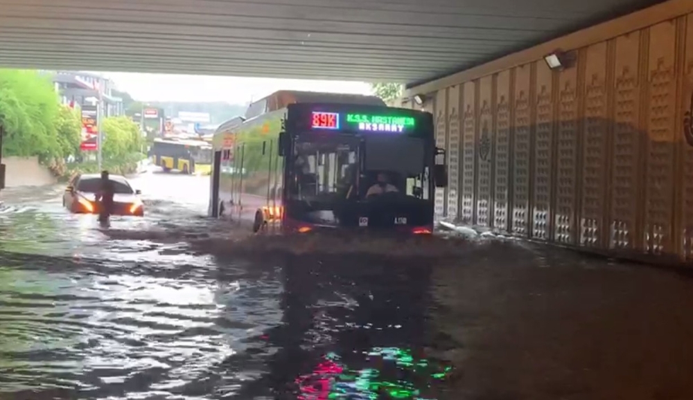 Sağanak yağış İstanbul’u felç etti