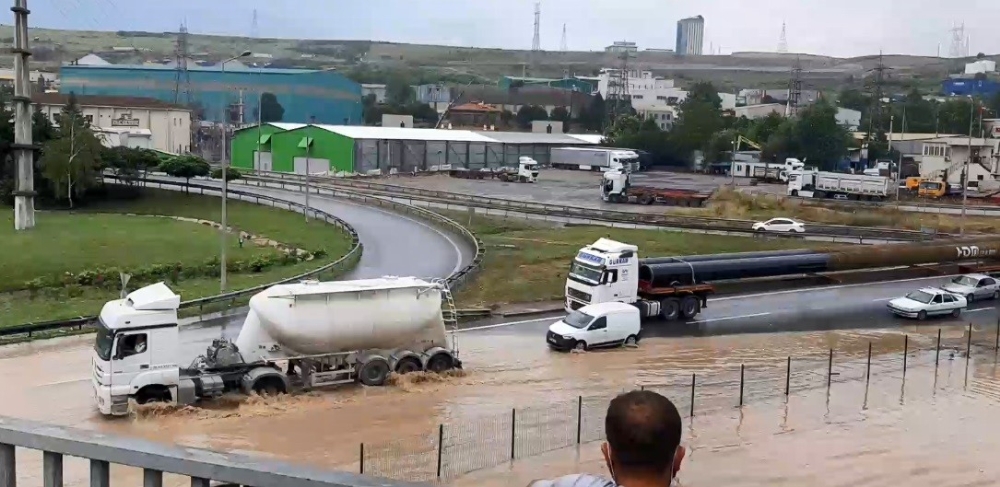 Sağanak yağış sanayi merkezi Dilovası’nu su altında bıraktı