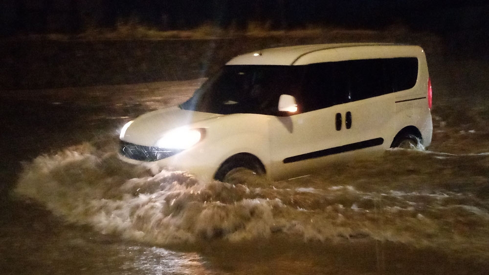 Sağanak yağış sonrası yollar göle döndü