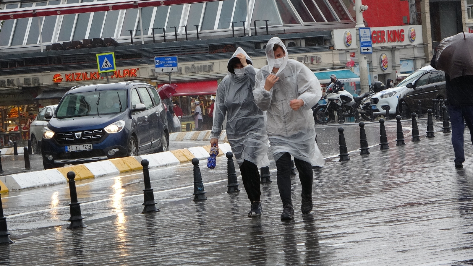 Sağanak yağış Taksim’de hayatı felç etti