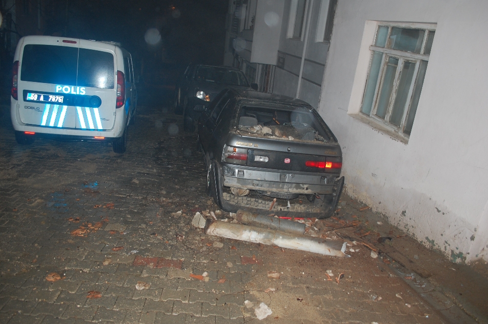 Sağanak yağışa dayanamayan yarım asırlık baca otomobilin üzerine devrildi