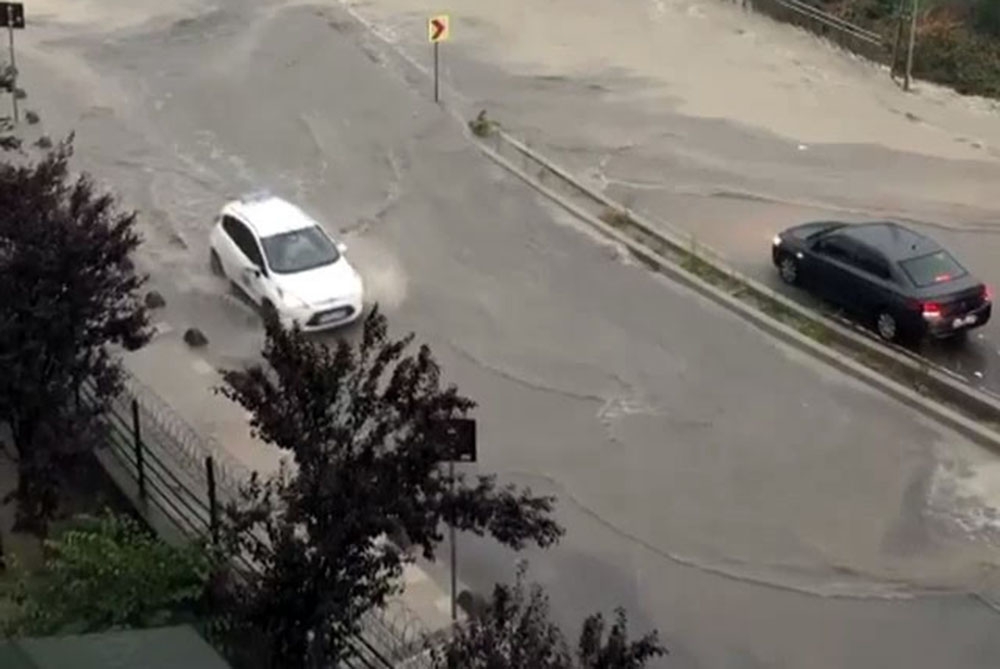 Sağanak yağmur Arnavutköy’de yolları göle çevirdi