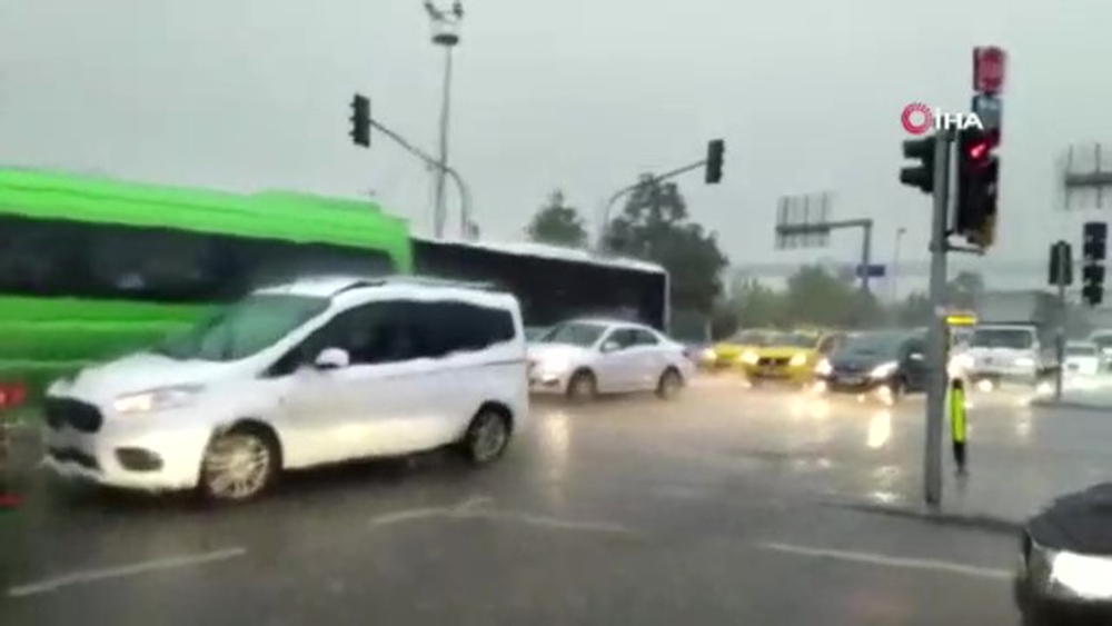 Sağanak yağmur trafiği olumsuz etkiledi