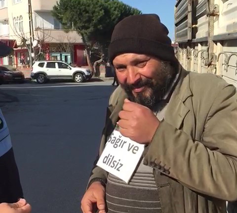 Sağır ve dilsiz dilencinin dili zabıtayı görünce açıldı