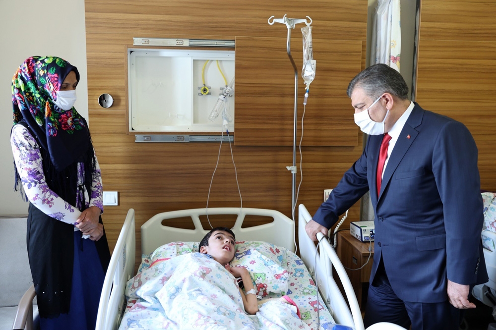 Sağlık Bakanı Koca, hastanede tedavileri devam eden çocukları ziyaret etti