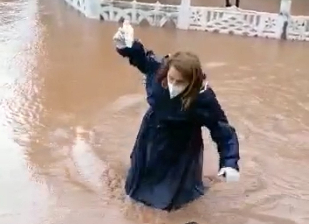 Sağlık çalışanı hastaya müdahale etmek için beline kadar suya girdi