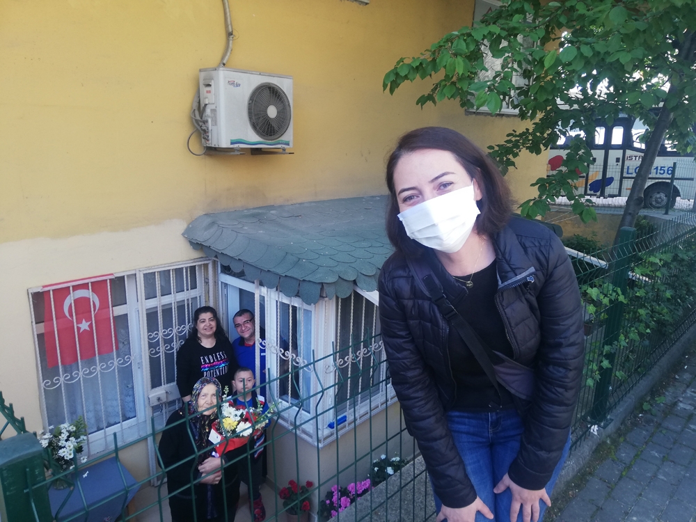 Sağlık çalışanından 74 yaşındaki annesine duygulandıran sürpriz