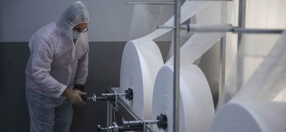 Sağlık çalışanları için günde 10 bin adet tek kullanımlık önlük üretilecek