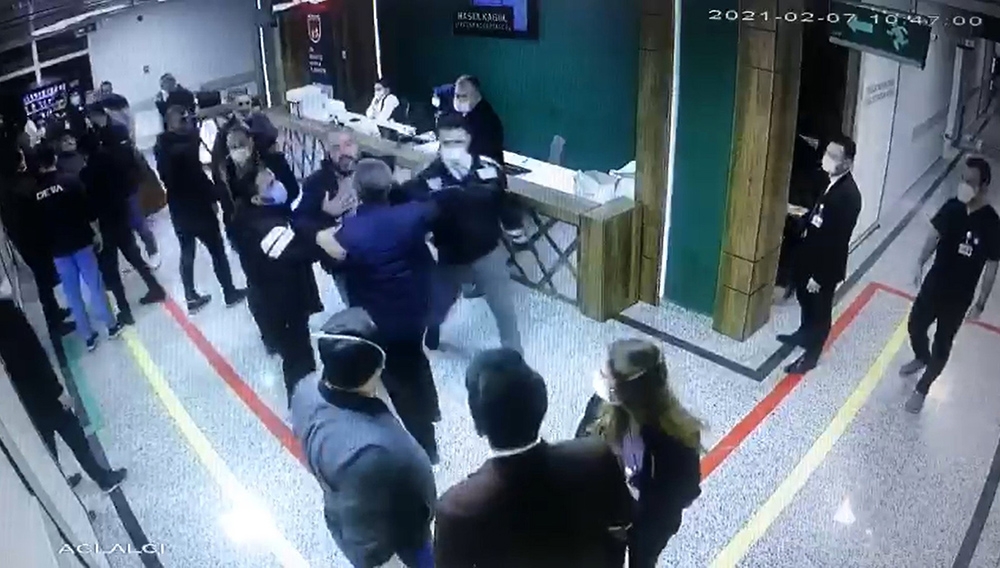 Sağlık çalışanlarına saldırı kameraya yansıdı
