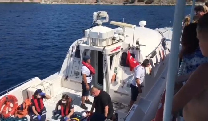 Sağlık ekipleri denizde tur teknesinde düşen İngiliz turiste 10 dakikada ulaştı