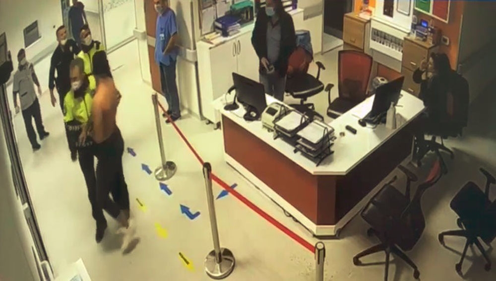 Sağlık kontrolünde polise zor anlar yaşattı, hastanenin kapılarını tekmeledi
