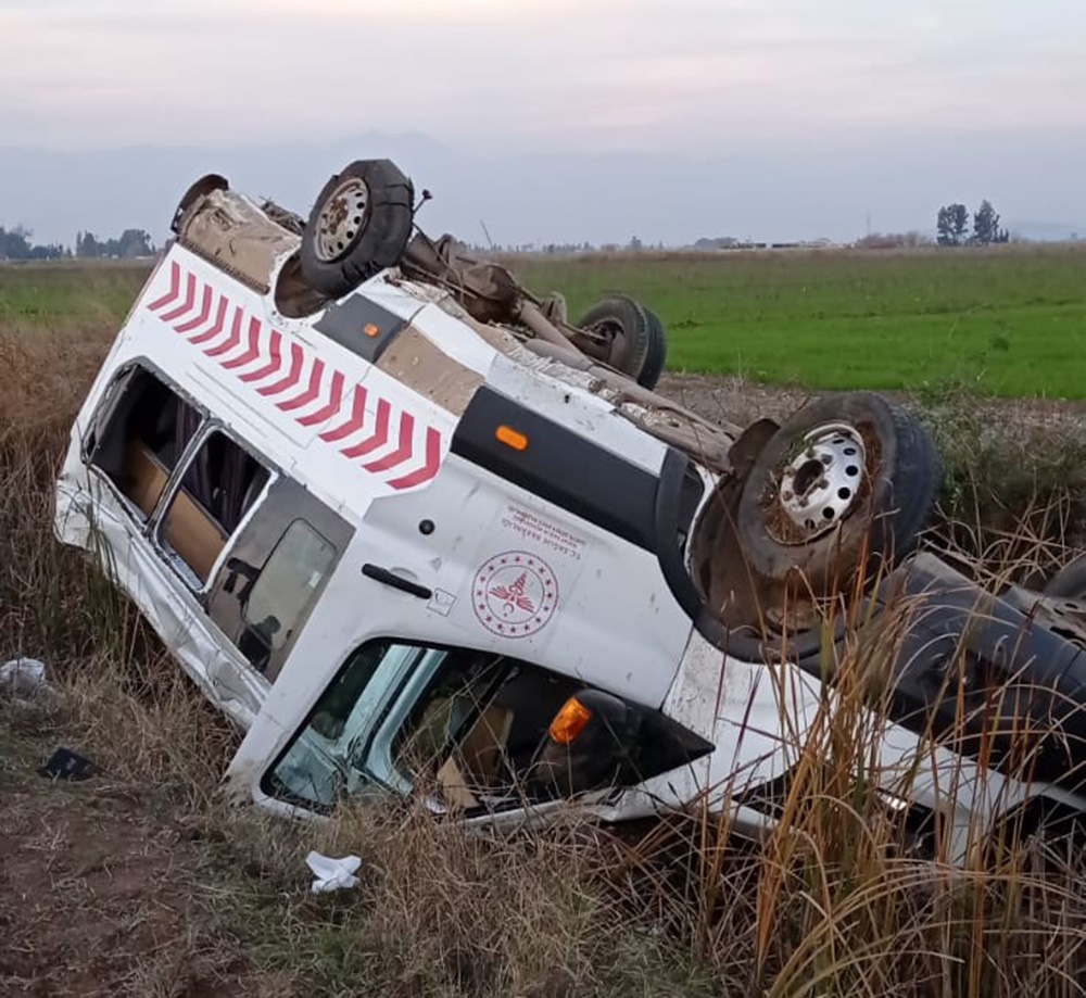 Sağlık ve askeri personeli taşıyan minibüs şarampole devrildi: 1 ölü, 7 yaralı