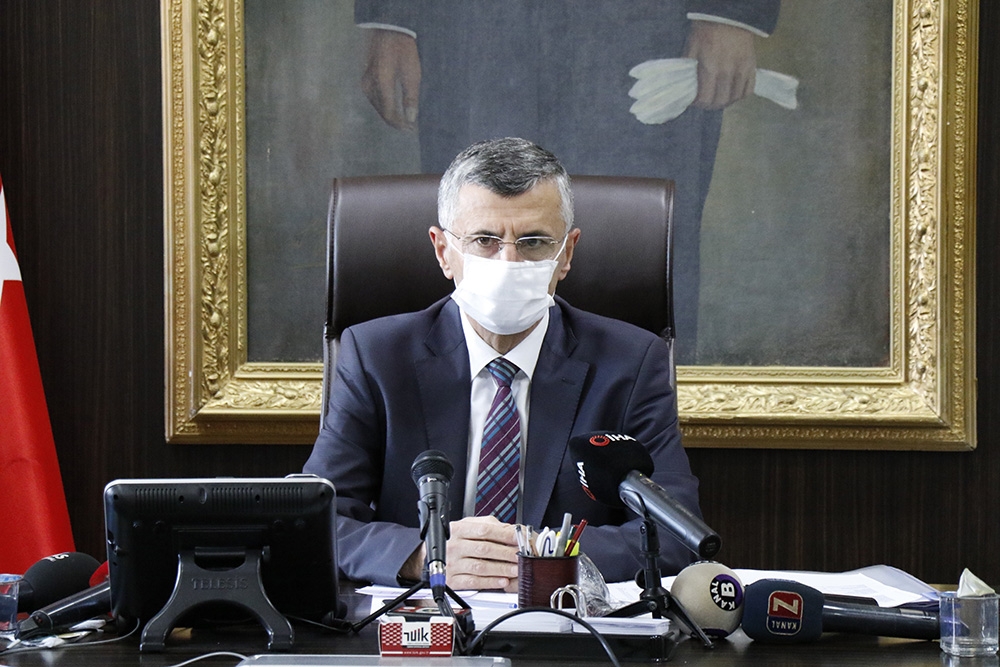 Sağlıkçılar ile buluşan Vali Bektaş, ikinci kez özür diledi