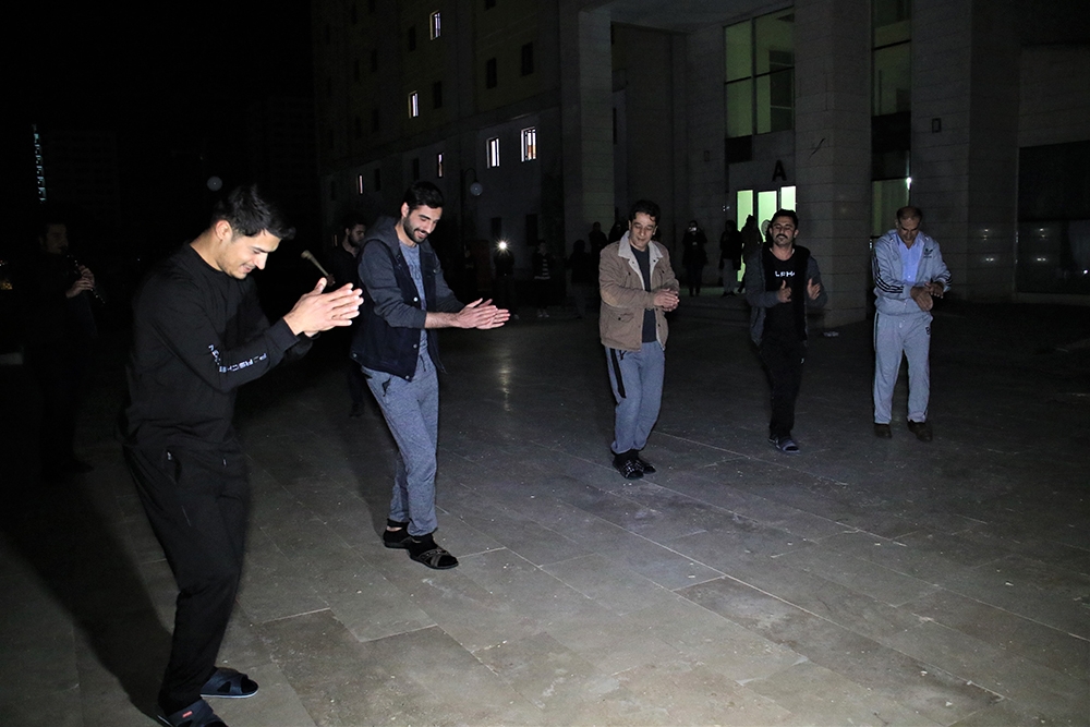 Sağlıkçılardan  davullu klarnetli sosyal mesafeli sahur halayı