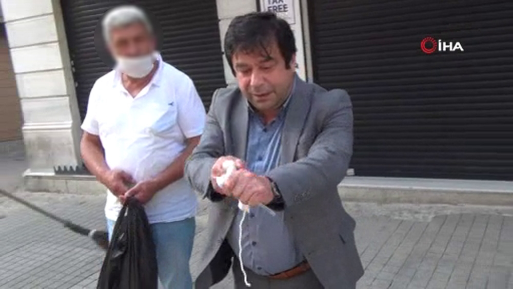 Sağlıkçıyım dedi, bekçiye kızarak maskeyi yırtıp yere attı