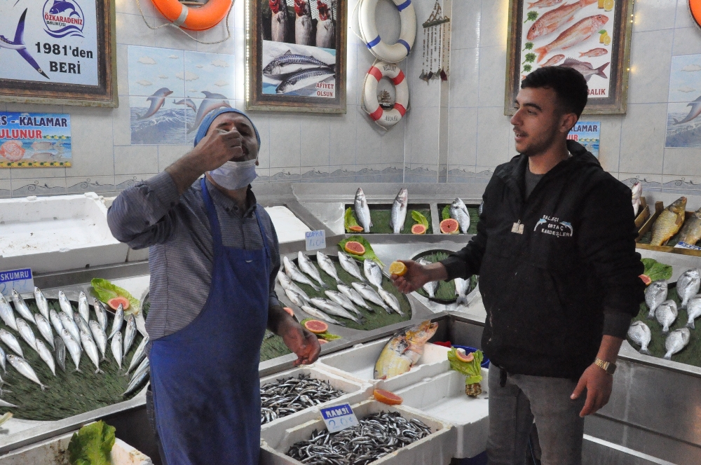 Sağlıklı diye çiğ balığın üzerine limonu sıkıp yiyor