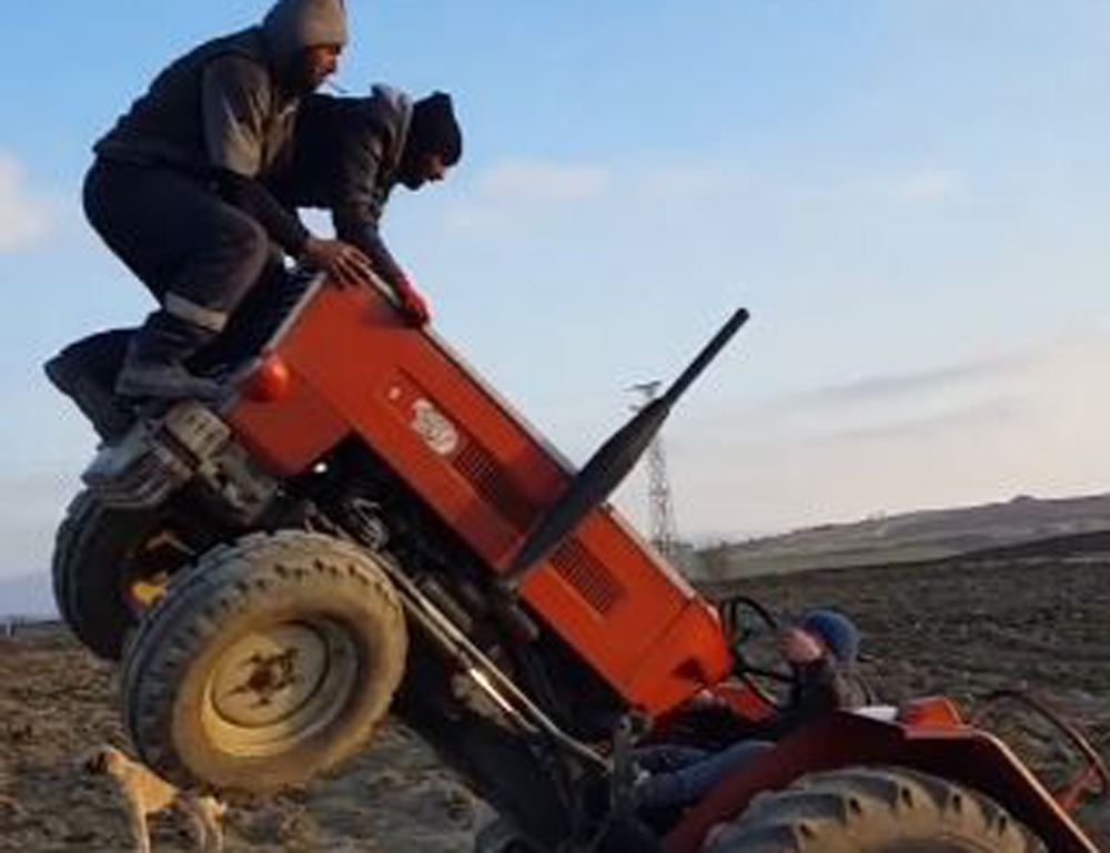 Şaha kalkan traktör 2 kişiyi üzerinden fırlattı