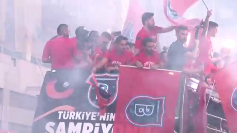 Sahada Başakşehir, tribünlerde Fenerbahçe şampiyon