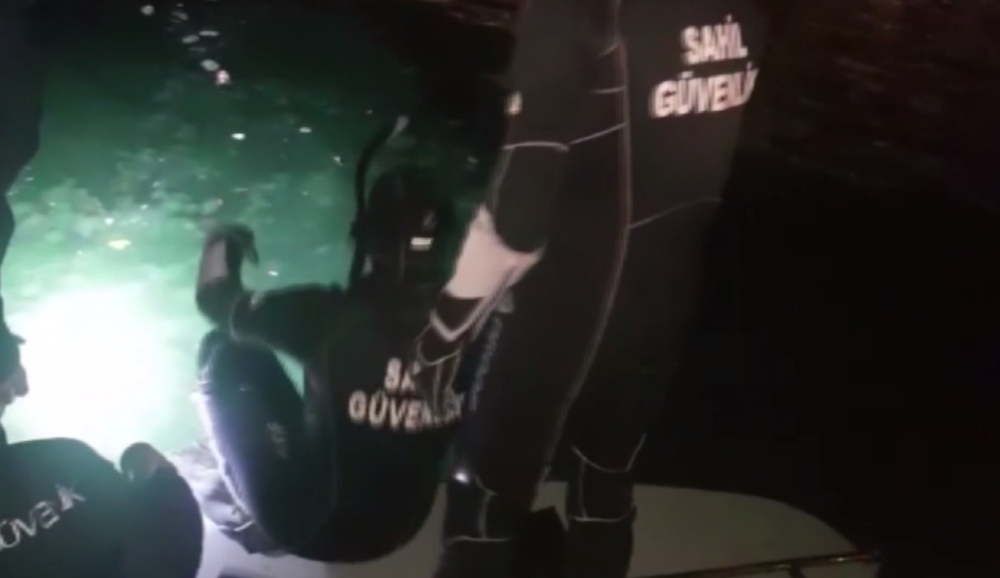 Sahil Güvenlik komutanlığı ekiplerinin kedi kurtarma operasyonu kamerada