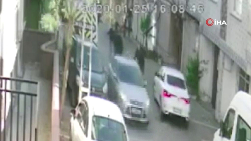 Şahısların otomobille kadını kaçırmaya çalıştığı anlar kamerada