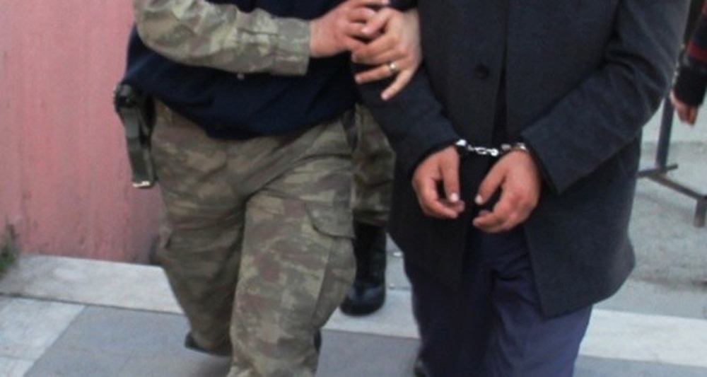 Sahte alkol soruşturmasında gözaltına alınan 2 kişi tutuklandı