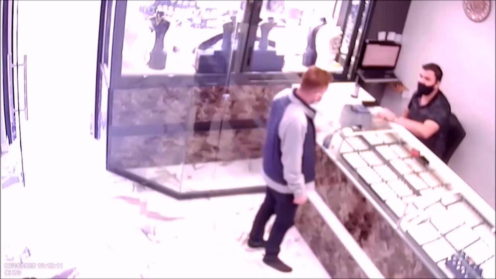 Sahte altın bozdurmak isterken suçüstü yakalandı